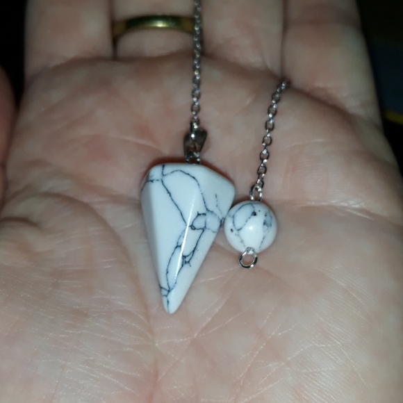 White Howlite Pendulum in mesh butterfly bag - Picture 3 of 8
